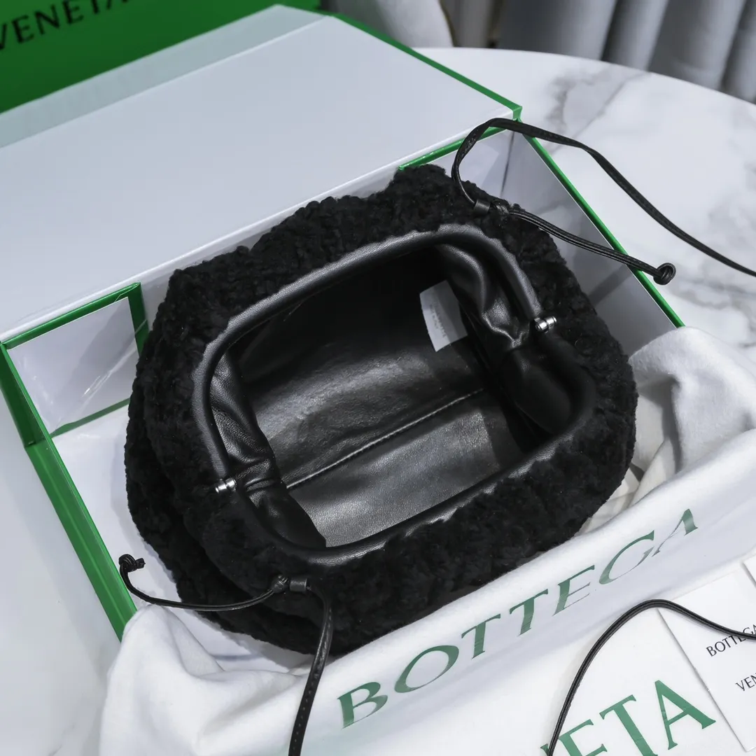 The small black 🐱BV pouch cloud bag is a furry style. It comes, it comes, it comes with fur~ You will know how cute it is when you see the real thing! The soft and fluffy feel is really great. Rua, this year’s furry style, I stand on bv! ! Whether it is a jodie cloud bag or a tote, not all curly teddy fur can be used to make goods. The curl size of the fur directly affects the similarity of the entire bag. Material: full fur and lambskin ➕ lambskin lining is much more expensive than full leather! Again, if you don’t want to develop ZP, of course you have to be willing to spend money ~ 22*13*5cm
